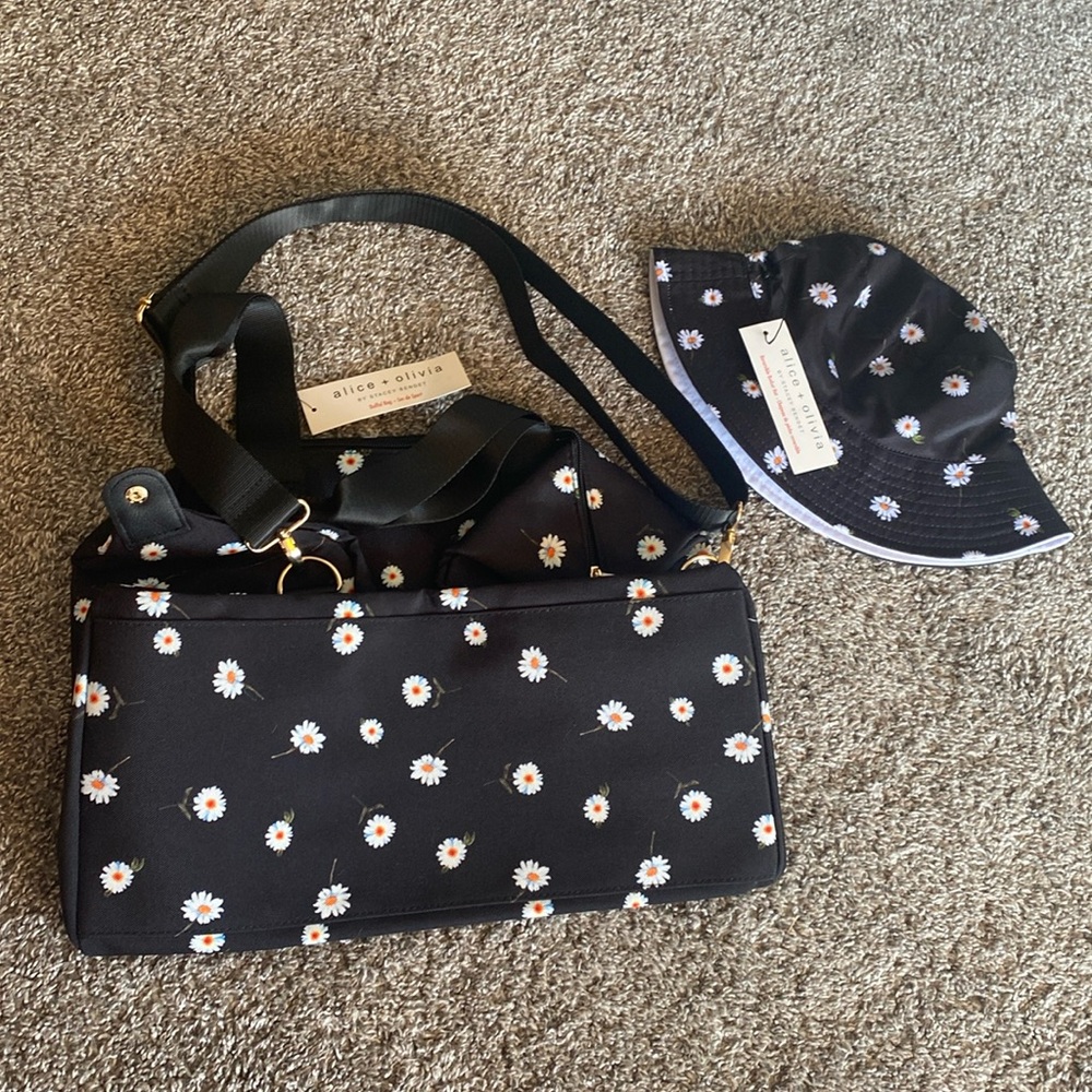 alice + olivia NWT Weekender Duffel Bag & Reversible Bucket Hat, Black w/Daisies